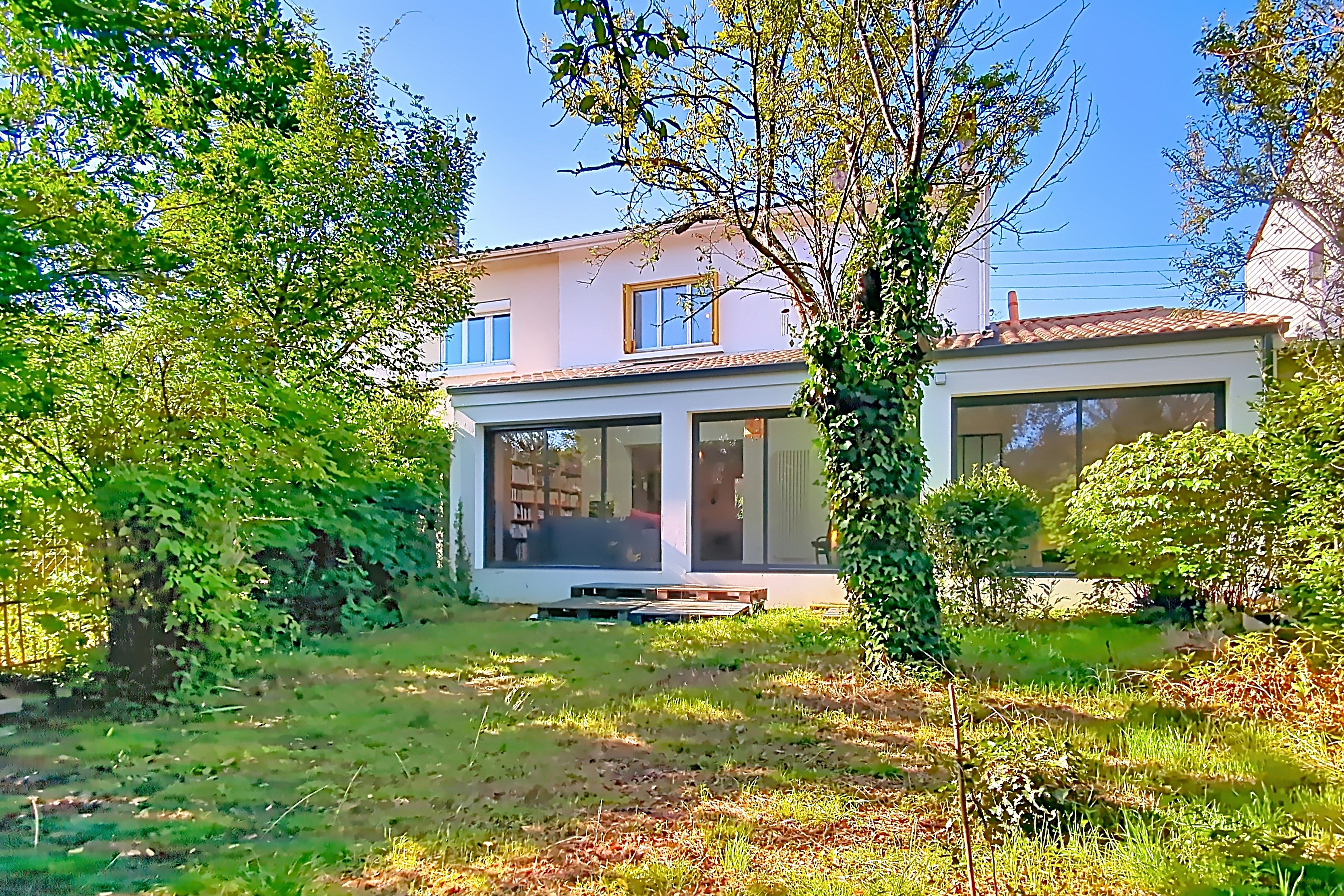 Façade arrière et jardin de la maison familiale vendue à Eysines