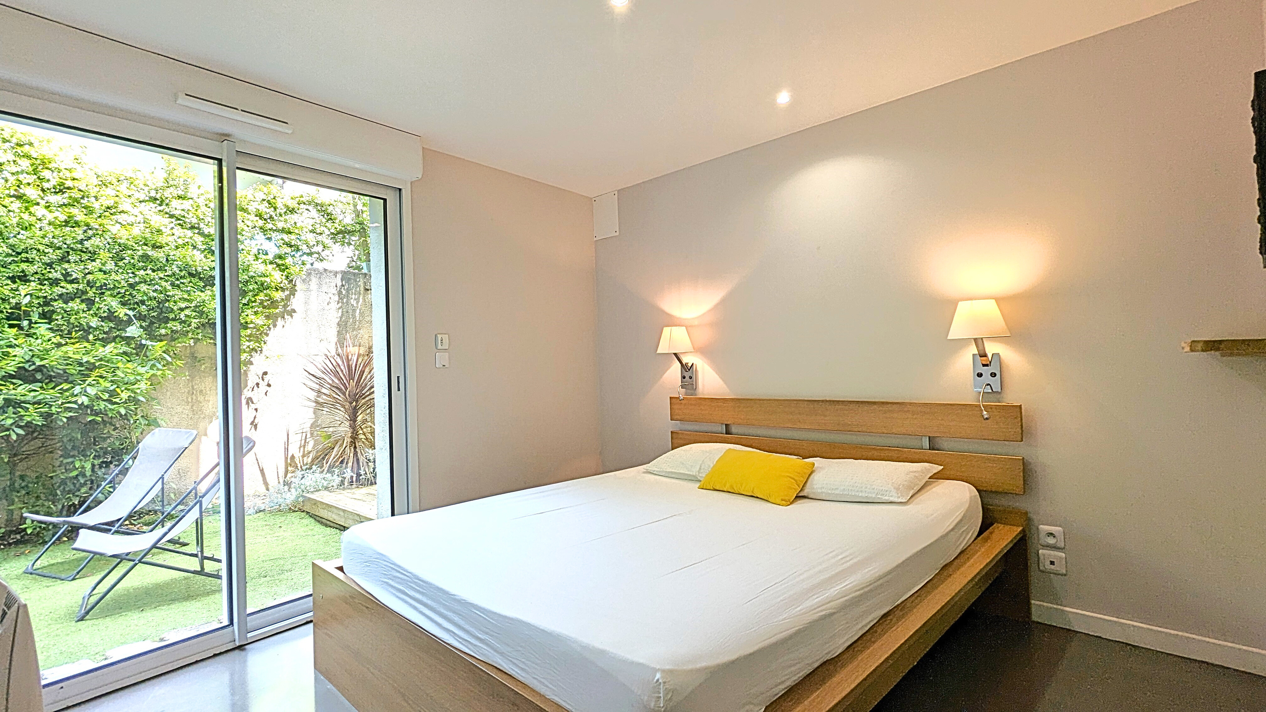 Chambre ouverte sur un jardin privatif au Bouscat