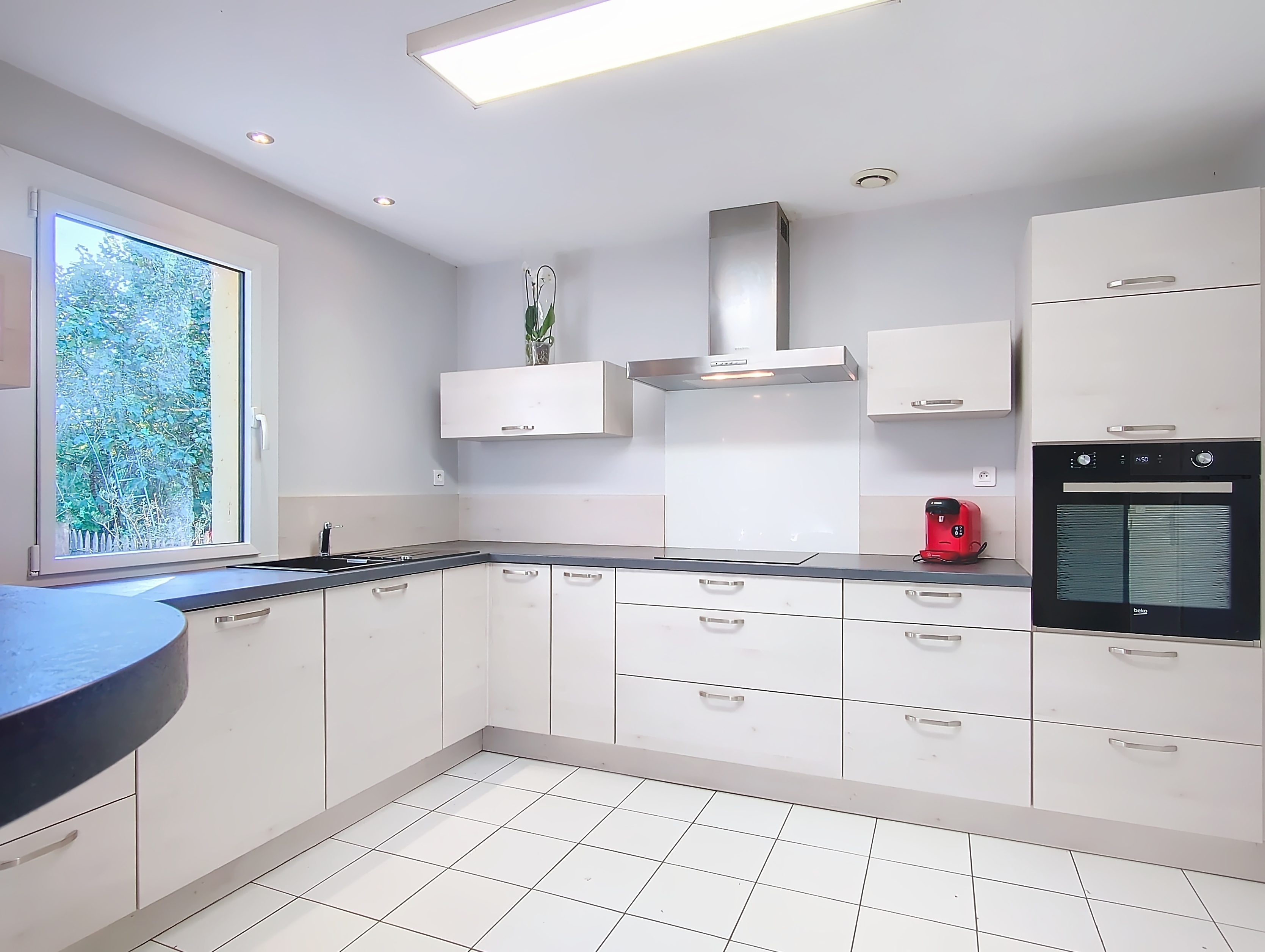 Cuisine photographiée pour la commercialisation de la maison à Mérignac