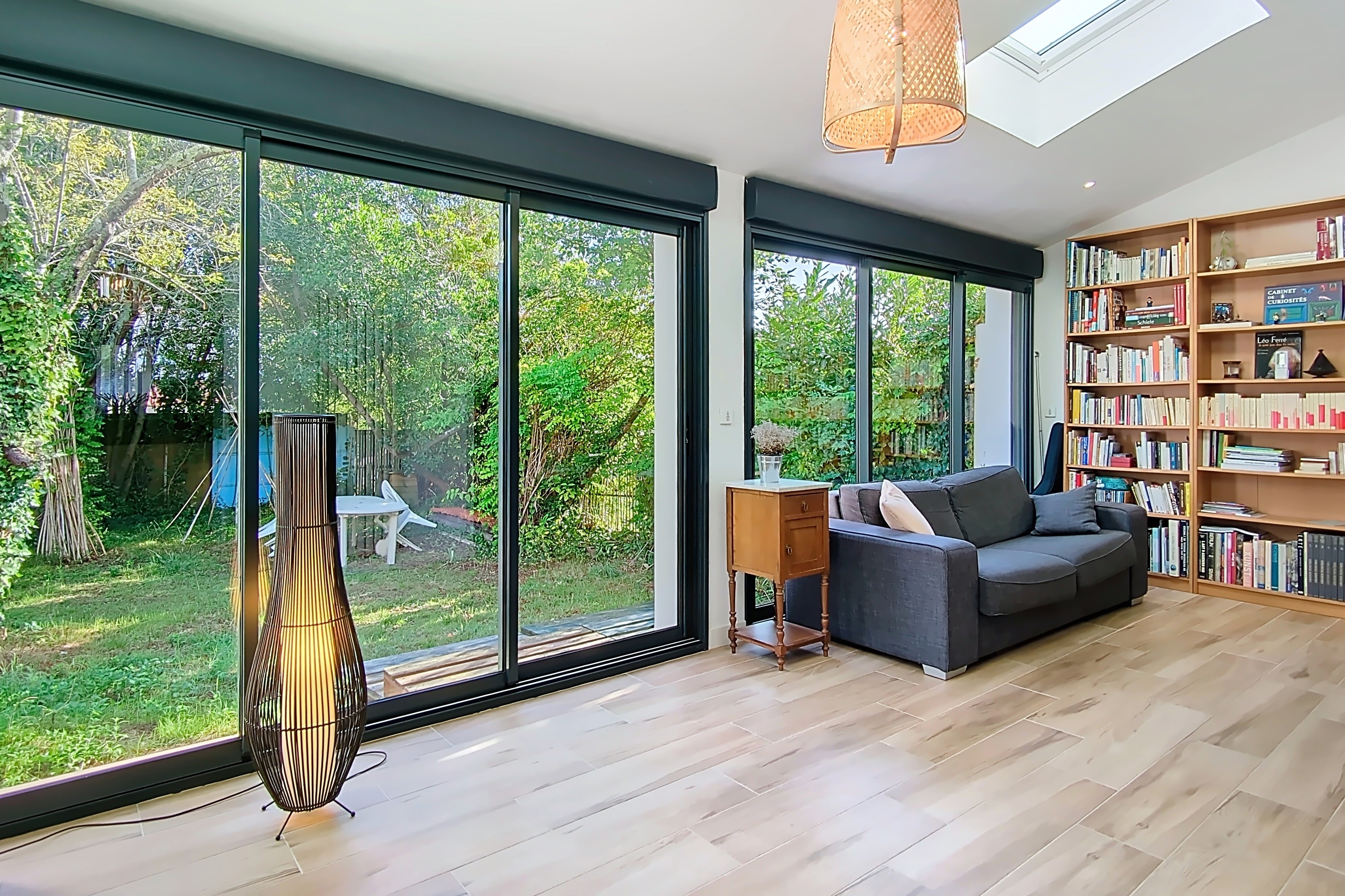 Extension vitrée et jardin de la maison présentée dans la visite virtuelle
